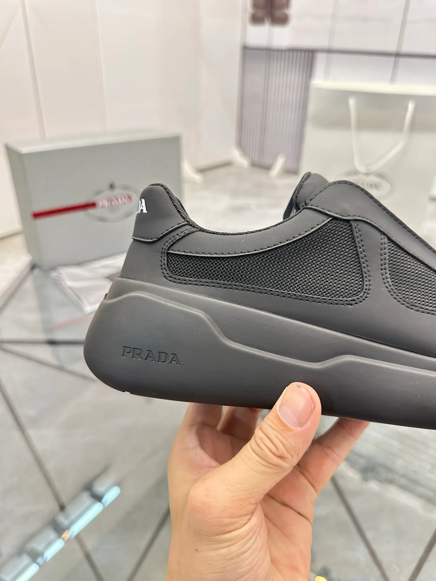 Men's shoes: 💰P660¥ High-end top quality Product trademark: Prada *"Prada*" low-top casual shoes Regular size: 38-45 (can be customized to 46) Product materials: Upper imported silk cowhide spliced ​​with original fabric, breathable lining, original outsole. No.: 001
